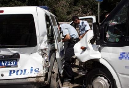 Minibüs polis aracına çarptı: 3'ü polis 4 yaralı