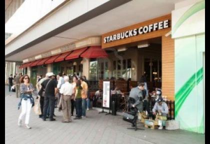 Starbucks: Mağaza el verdiği ölçüde insan içeri alındı