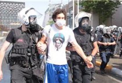 Taksim’de göstericilere gözaltı