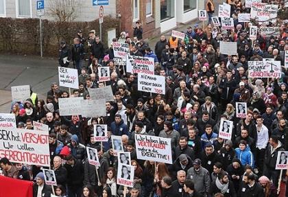 Türk gencini öldüren Alman polisine protesto
